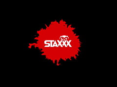 Play MP4 - Busty blonde Kelli poses outdoors