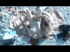 Play MP4 - Beach Voyeur&period; Hot babe with big natural tits gives head on a public beach