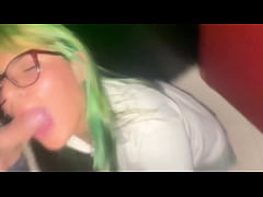 Play MP4 - C0legiala puta se va de pinta a las cabinas y tiene SEXO CON 3 cabrones &sol;GLORYHOLE ADVENTURES