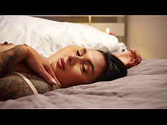 Play MP4 - Yaira is having fun at home while her parents go shopping