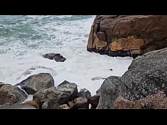 Play MP4 - SAYMON FITNESS experimentou a buceta delicia da Brenda Floripa nas rochas