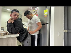 Play MP4 - Repartidor se cobra la entrega con mi culo&comma; me da tan duro y me pre&ntilde;a en mi casa &iexcl;sexo duro entre dos hombres&excl;