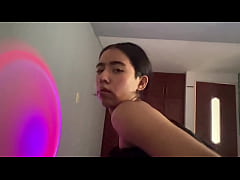 Play MP4 - Jovencita latina atrapa a su hermanastro masturbandose