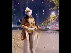 Play MP4 - Em Hướng dẫn tour show h&agrave;ng giữa &dstrok;&ecirc;m Thu lạnh