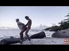 Play MP4 - CASAL NUMA PEGA&Ccedil;&Atilde;O BEM QUENTE E GOSTOSA NA PRAIA CARIOCA