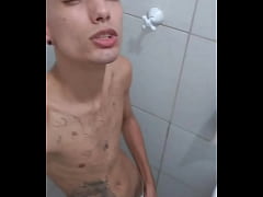 Play MP4 - Lorao branquinho batendo uma sozinho quase foi flagrado