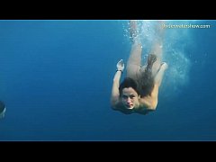 Play MP4 - Hotties naked alone in the sea