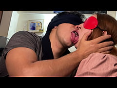 Play MP4 - A ella le encantan los BESOS sucios y CALIENTES&comma; llenos de SALIVA y con mucha LENGUA