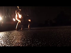 Play MP4 - exhib devant voyeurs en voiture un soir de pluie