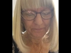 Play MP4 - Naughty girl knocks one out at mummy's