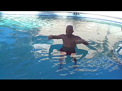 Play MP4 - FLEXING IN THE POOL