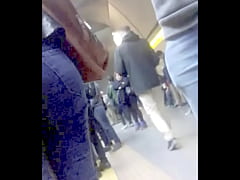 Play MP4 - Rica culona en el subte linea H