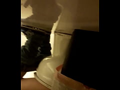 Play MP4 - Espiando en el ba&ntilde;o del cine&period;