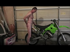 Play MP4 - Kevin Yardley loves to fuck his motorcycle
