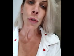 Play MP4 - Je suis dans la maison de vacances avec mes parents&comma; et qui vient nous rejoindre&period;&period;&period;