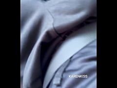 Play MP4 - Uma m&atilde;o no volante e outra fazendo um agrado bem gostoso