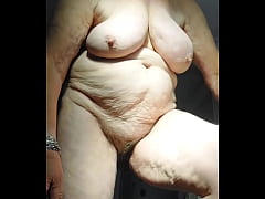 Play MP4 - Oma neukt harige kut met komkommer