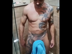 Play MP4 - Tatuado se exibindo no banho