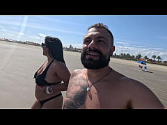 Play MP4 - Aprontando em p&uacute;blico ambulantes reconhecem minha putinha e claro agente apronta na praia