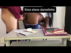 Play MP4 - Durante o recreio professor e aluna ficaram sozinhos na sala de aula onde o professor acabou comendo sua bocetinha e colocou a Cabecinha no seu cozinho