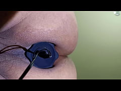 Play MP4 - Jugando con mi hoyito de placer&comma; abriendolo y metiendole mi plug que da descargas el&eacute;cricas