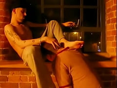 Play MP4 - Traficante hetero coloca o viadinho para cheirar seus peidos enquanto fuma