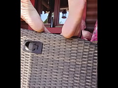 Play MP4 - Barfu&szlig; auf der Veranda