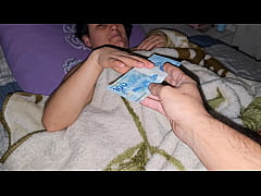 Play MP4 - Xxx Desi minha enteada me deixa toc&aacute;-la em troca de dinheiro&comma; vejo que a buceta dela &eacute; t&atilde;o fofa