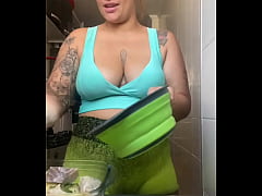 Play MP4 - Usando um shorts Bem apertado rachando a Buceta