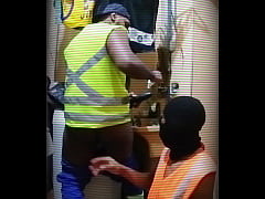 Play MP4 - Brincando com o consolo no cu do trabalhador