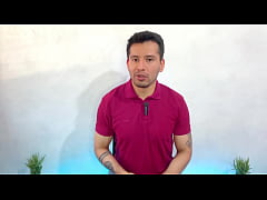 Play MP4 - Piloto dotado musculoso y joven aeromozo le hacen un dos romano a un pasajero maduro culon a pelo&excl;