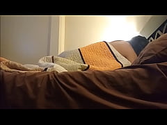 Play MP4 - COMPA&Ntilde;ERO DE CUARTO DE MI ESPOSO ENTRA A MI CAMA MIENTRAS EL SE VA A COMPRAR COMIDA Y ME HACE CORRES 4 VECES