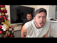 Play MP4 - Hijastro cachondo provoca al padrastro hasta que le da verga en el culo dej&aacute;ndolo abierto y pre&ntilde;andolo