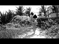 Play MP4 - Esposa exibicionista na praia com fio dental passeando&period; O corno voyer filmando tudo&period;