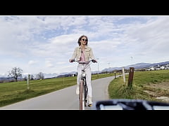 Play MP4 - Miss Daisy Diamond on Wheels&comma; bike vlog