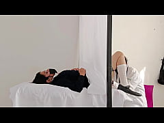 Play MP4 - Doctor se aprovecha durante la revisi&oacute;n&comma; casi los descubren&excl;