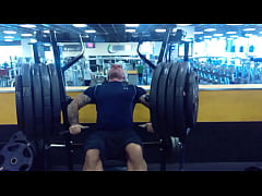 Play MP4 - Working out at the gym&excl;