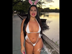 Play MP4 - Brazilian wife in bikini in public