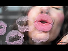 Play MP4 - Sensual creamy pink lipgloss kiss