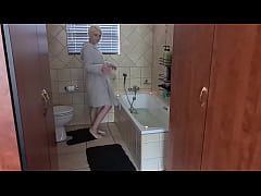 Play MP4 - Spoiling myself to a hot bath with candles around the bathtub and rose petals in the water &vert; soapy body wash