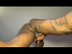 Play MP4 - Neg&atilde;o n&atilde;o perdoou o novinho do rabo rosado e meteu seus 22 cm no pelo&period;