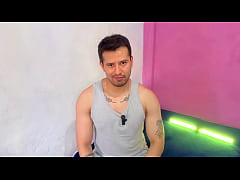 Play MP4 - Alumno universitario se pre&ntilde;a con sus 18cm de verga gruesa a su profesor en una fiesta&excl; Relato sexual