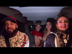 Play MP4 - Uber mulher pega um casal de l&eacute;sbica no aeroporto de Guarulhos&excl;E acabam fazendo a maior putaria dentro do carro todos se chupando e se melando &excl;