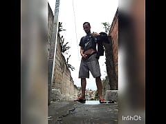 Play MP4 - Mijando na rua