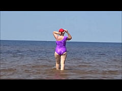 Play MP4 - Sexy woman in wet swimsuit