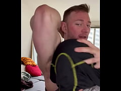 Play MP4 - Macho usa a su esclavo para limpiarse