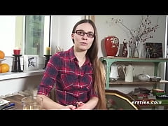 Play MP4 - Ersties&colon; Lena B&period; aus Berlin masturbiert mit ihren Lieblings-Toys