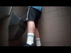 Play MP4 - Young guy peeing in a public toilet