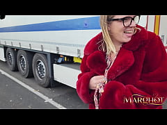 Play MP4 - Une milf salope s'exhibe sur un parking a poid lourd et ce fais baiser par un routier