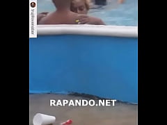 Play MP4 - Pareja Dominicana singando follando rapando en una  Piscina en Plena Via Publica